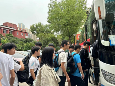 武科职学子开启新征程:世界杯官网欢送学生赴企业实习就业! 武科职学子开启新征程:世界杯官网欢送学生赴企业实习就业!