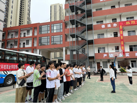 武科职学子开启新征程:世界杯官网欢送学生赴企业实习就业! 武科职学子开启新征程:世界杯官网欢送学生赴企业实习就业!