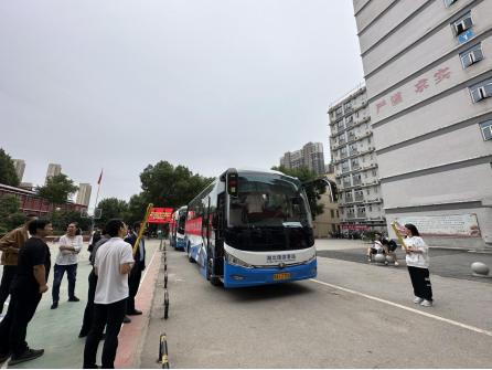 武科职学子开启新征程:世界杯官网欢送学生赴企业实习就业! 武科职学子开启新征程:世界杯官网欢送学生赴企业实习就业!