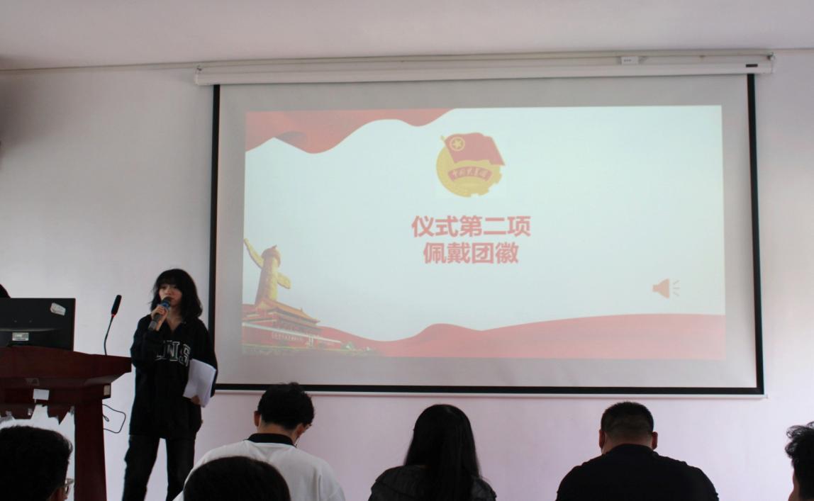 坚定不移跟党走，青春奋进新征程 ——世界杯官网第四期团课结业典礼暨入团仪式