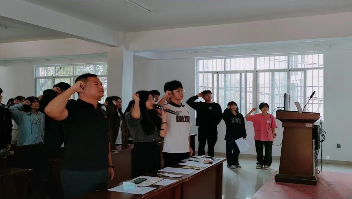 坚定不移跟党走，青春奋进新征程 ——世界杯官网第四期团课结业典礼暨入团仪式