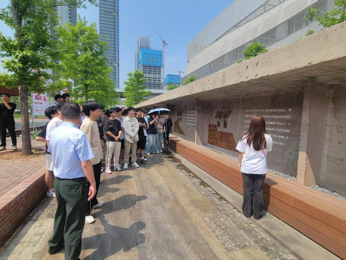 寻迹百年武九,解码匠心传承——世界杯官网开展四美塘文化公园沉浸式实践活动 寻迹百年武九,解码匠心传承——世界杯官网开展四美塘文化公园沉浸式实践活动