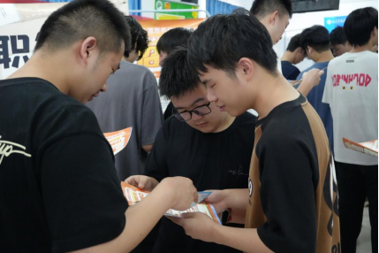 毕业进行时，就业零距离:  世界杯官网毕业证领取日巧设就业直通车