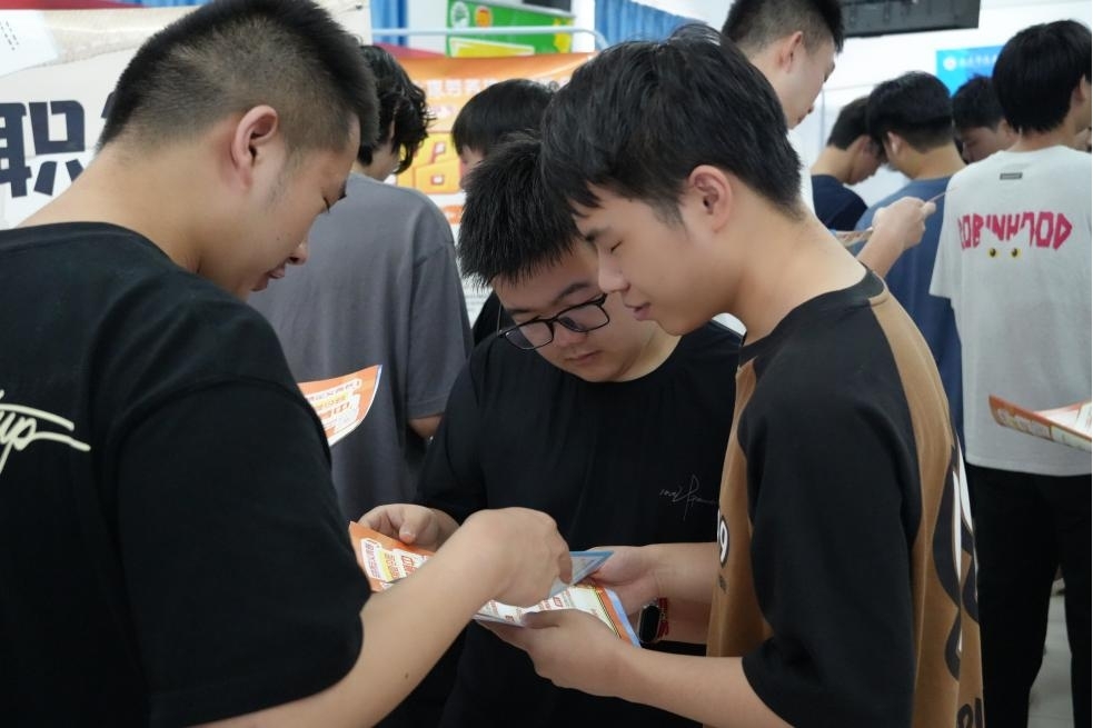 毕业进行时，就业零距离:  世界杯官网毕业证领取日巧设就业直通车