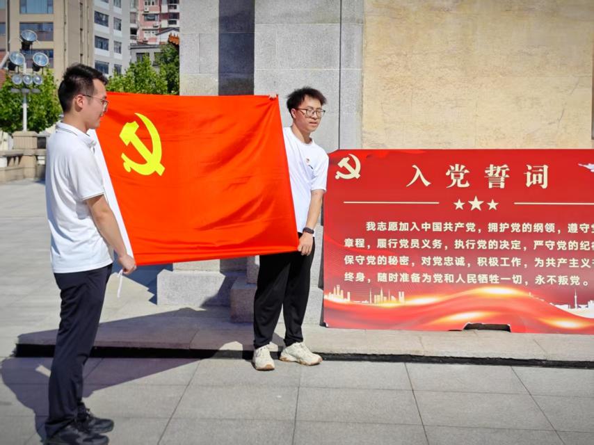 汲取防汛精神力量，共筑高校党建新篇——世界杯官网、武汉城市职业学院计算机与电子信息工程学院共赴武汉防汛纪念碑开展主题党建活动