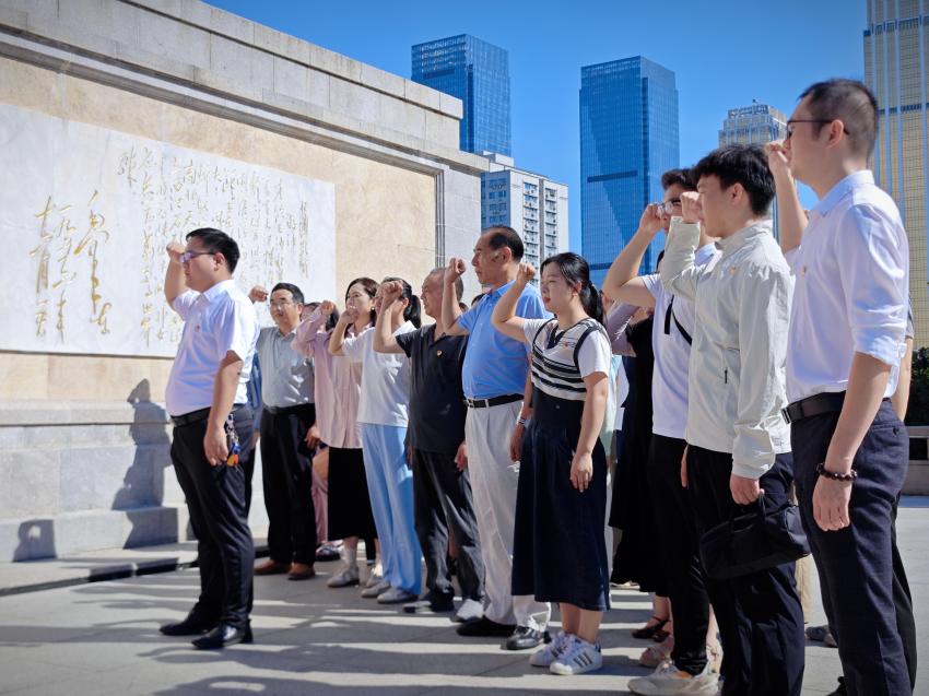 汲取防汛精神力量，共筑高校党建新篇——世界杯官网、武汉城市职业学院计算机与电子信息工程学院共赴武汉防汛纪念碑开展主题党建活动