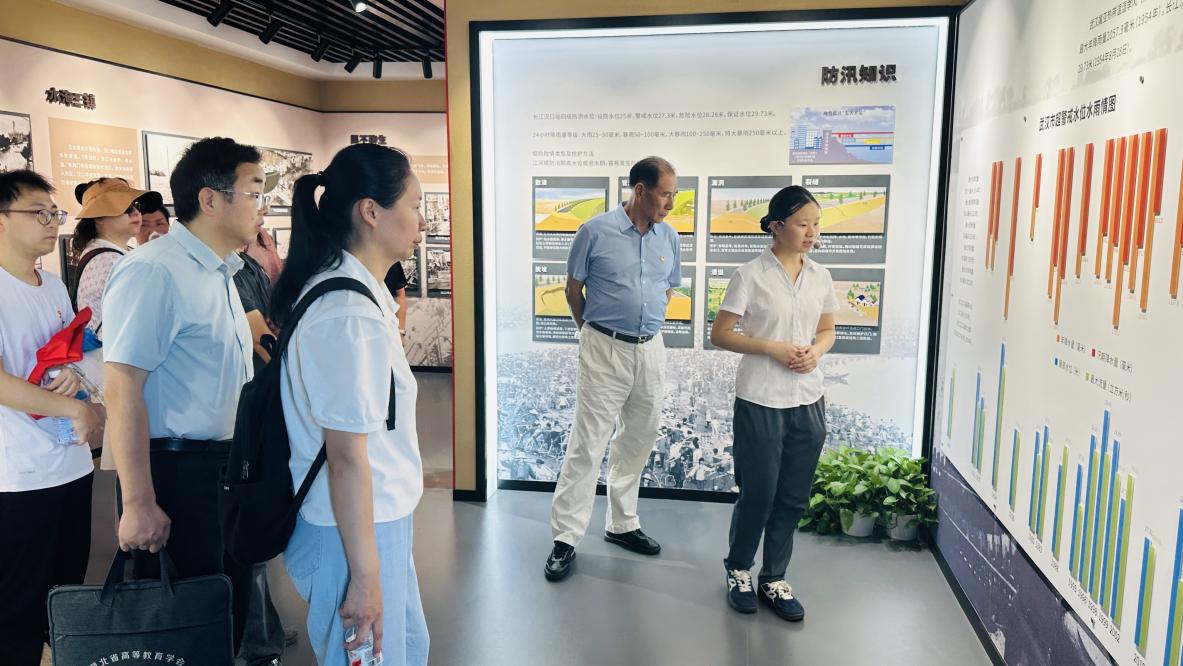 汲取防汛精神力量，共筑高校党建新篇——世界杯官网、武汉城市职业学院计算机与电子信息工程学院共赴武汉防汛纪念碑开展主题党建活动