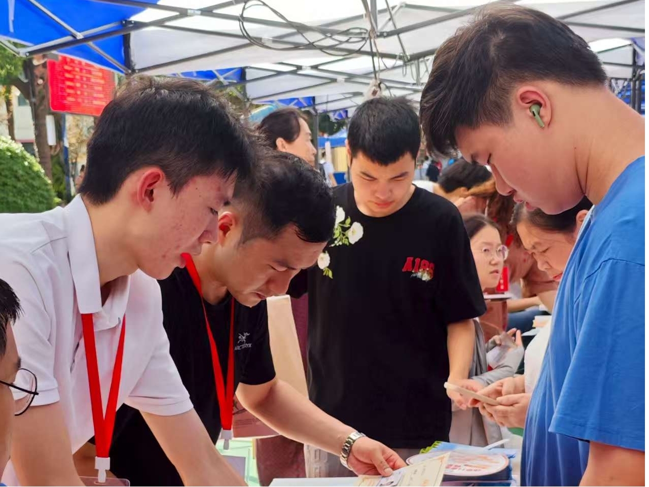 以心迎新,共赴星海——世界杯官网圆满完成2025级新生迎接工作 以心迎新,共赴星海——世界杯官网圆满完成2025级新生迎接工作