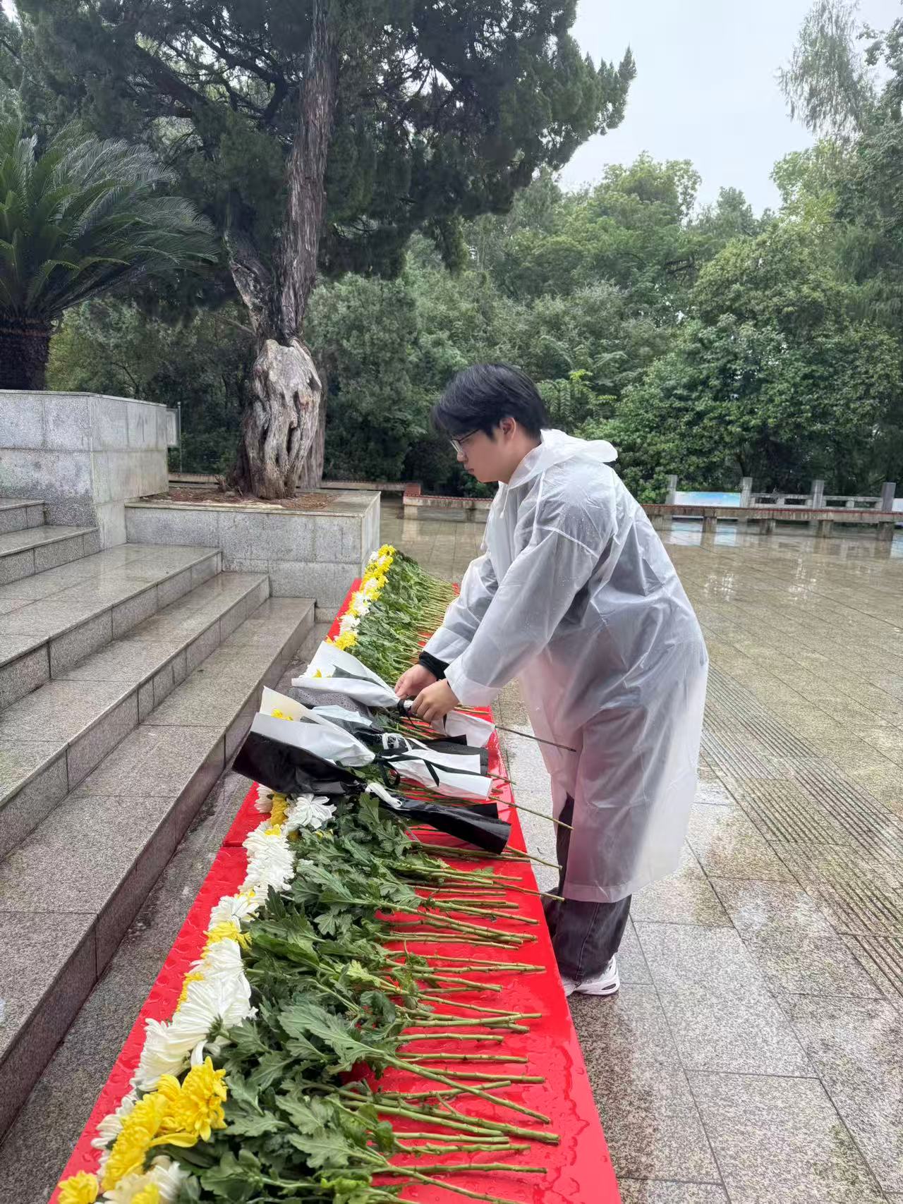 风雨寄哀思,精神永传承 ——世界杯官网师生赴施洋烈士陵园开展祭扫活动 风雨寄哀思,精神永传承 ——世界杯官网师生赴施洋烈士陵园开展祭扫活动