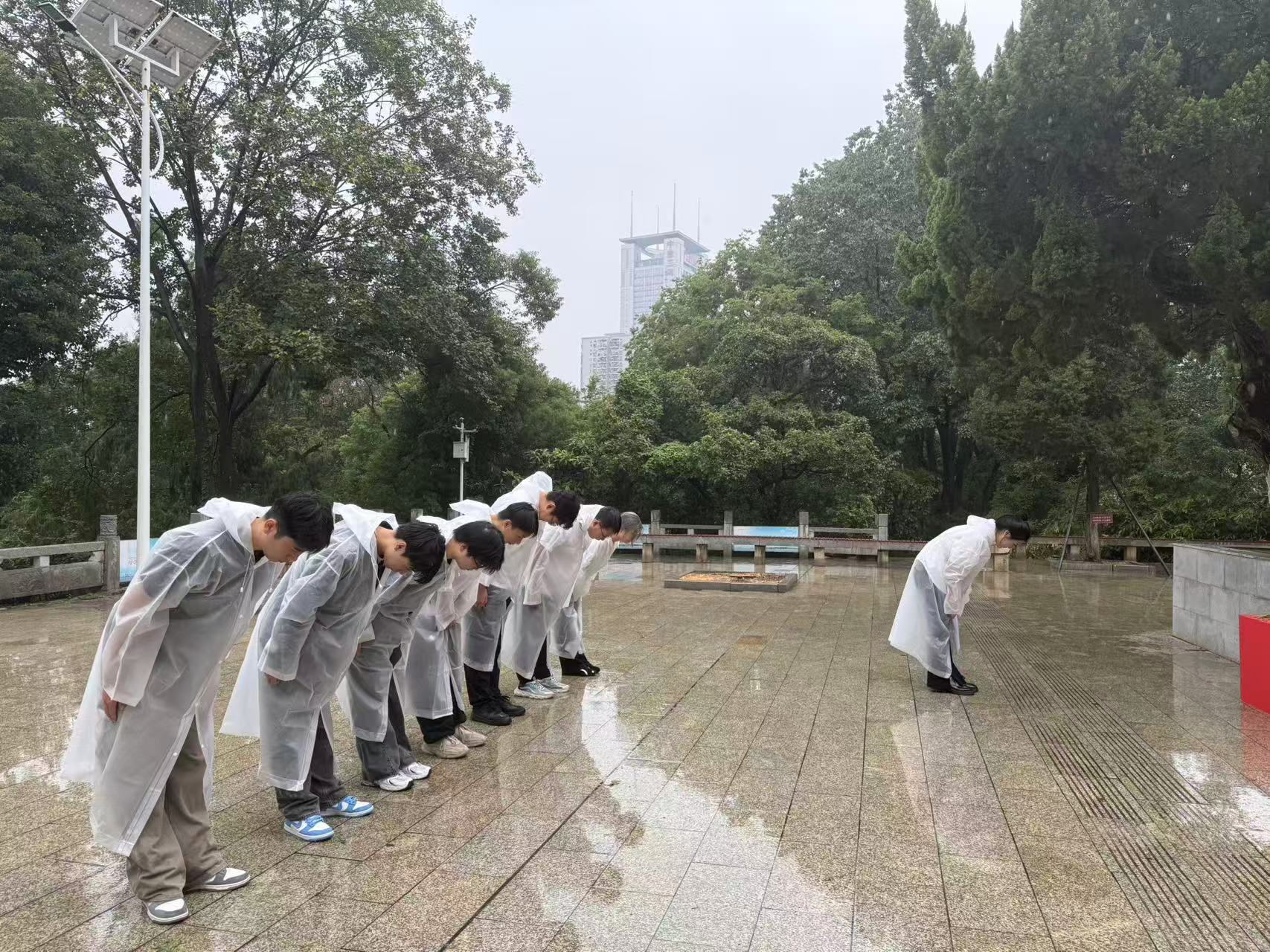 风雨寄哀思,精神永传承 ——世界杯官网师生赴施洋烈士陵园开展祭扫活动 风雨寄哀思,精神永传承 ——世界杯官网师生赴施洋烈士陵园开展祭扫活动
