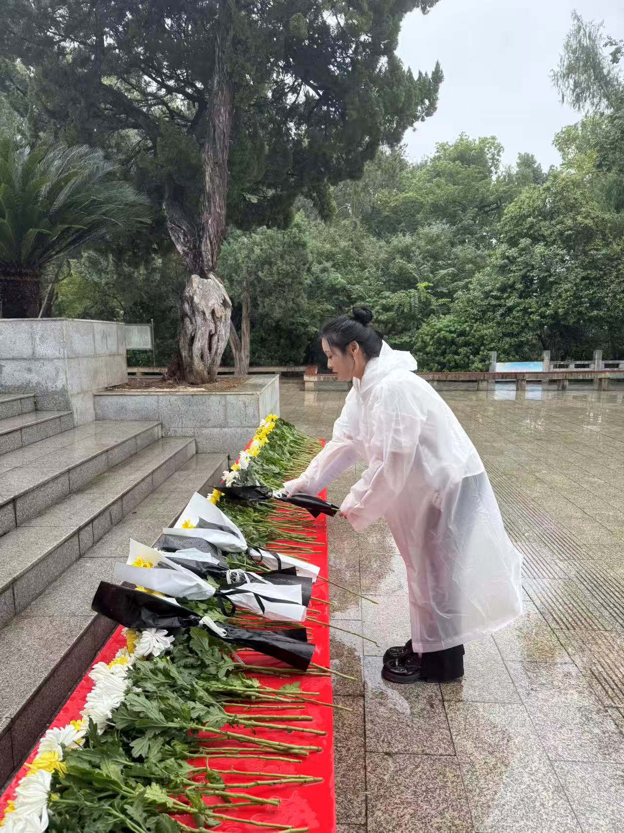 风雨寄哀思,精神永传承 ——世界杯官网师生赴施洋烈士陵园开展祭扫活动 风雨寄哀思,精神永传承 ——世界杯官网师生赴施洋烈士陵园开展祭扫活动