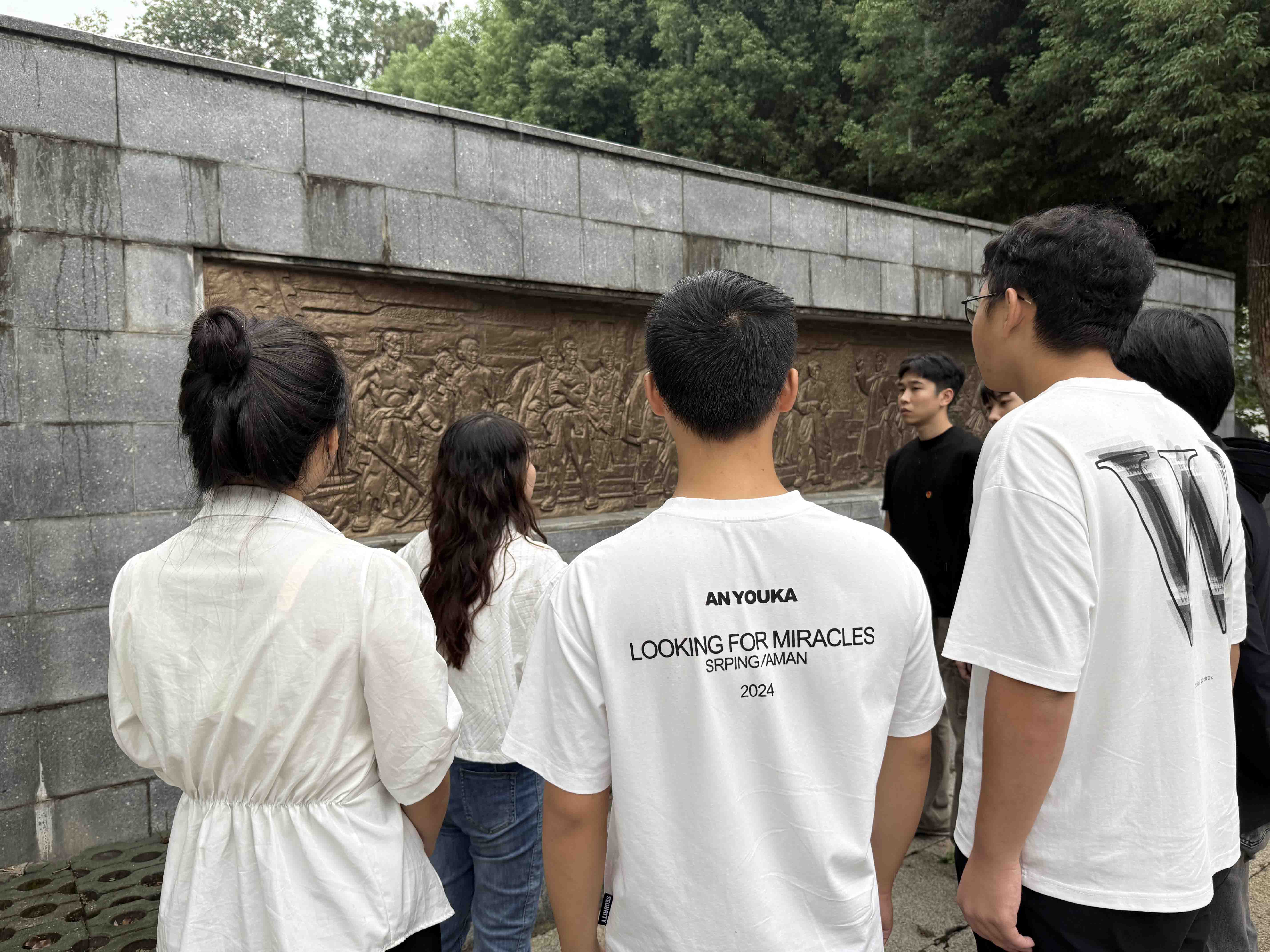 风雨寄哀思,精神永传承 ——世界杯官网师生赴施洋烈士陵园开展祭扫活动 风雨寄哀思,精神永传承 ——世界杯官网师生赴施洋烈士陵园开展祭扫活动
