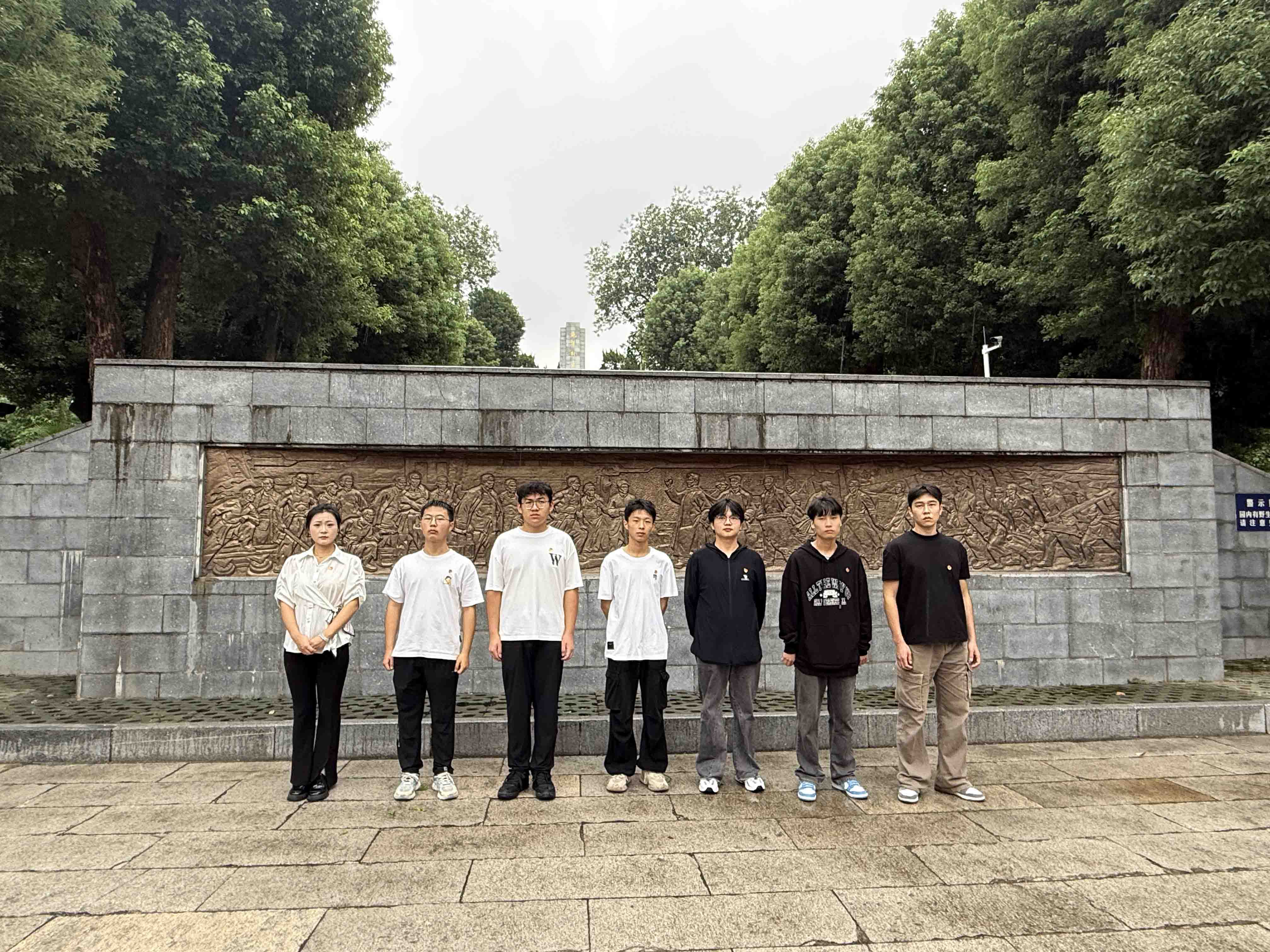 风雨寄哀思,精神永传承 ——世界杯官网师生赴施洋烈士陵园开展祭扫活动 风雨寄哀思,精神永传承 ——世界杯官网师生赴施洋烈士陵园开展祭扫活动