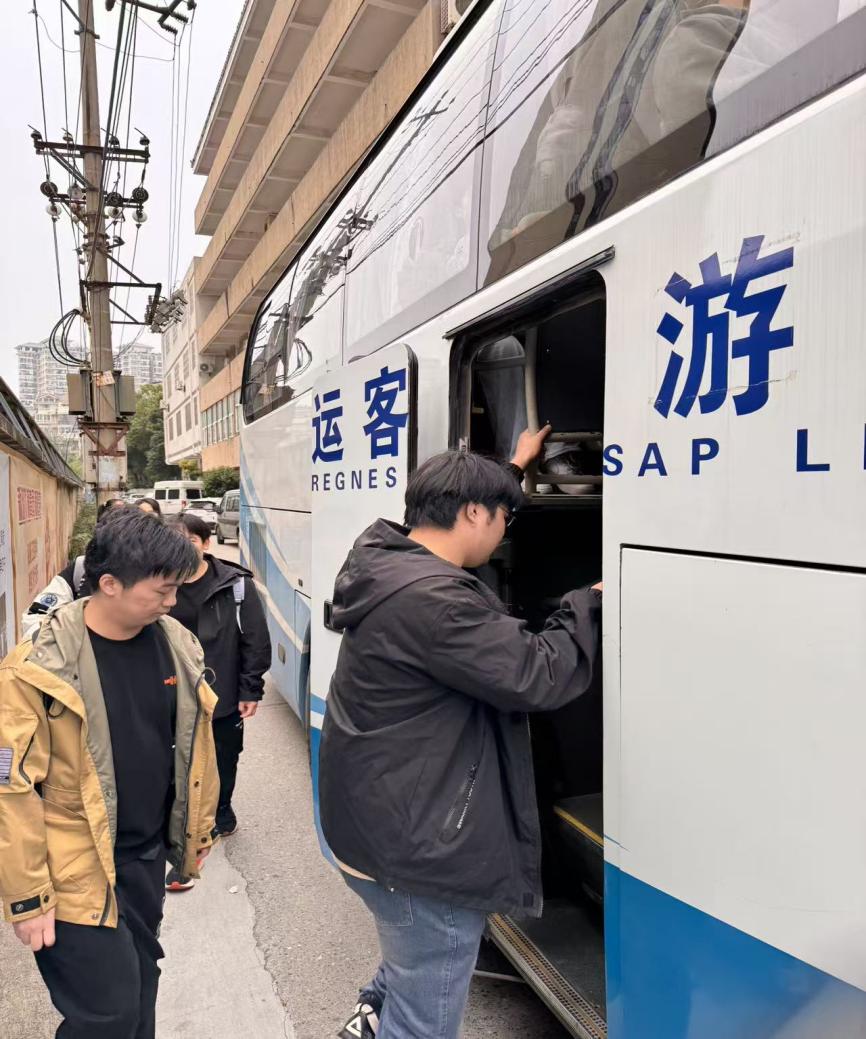 青春盛放 梦想启航——世界杯官网2023级学生赴武汉华侨城实业发展有限公司开展岗位实习