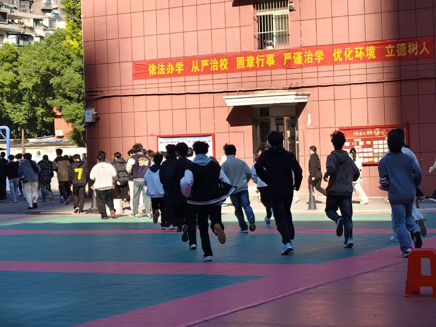 世界杯官网开展消防安全专题培训 暨实战演练——筑牢校园安全防线