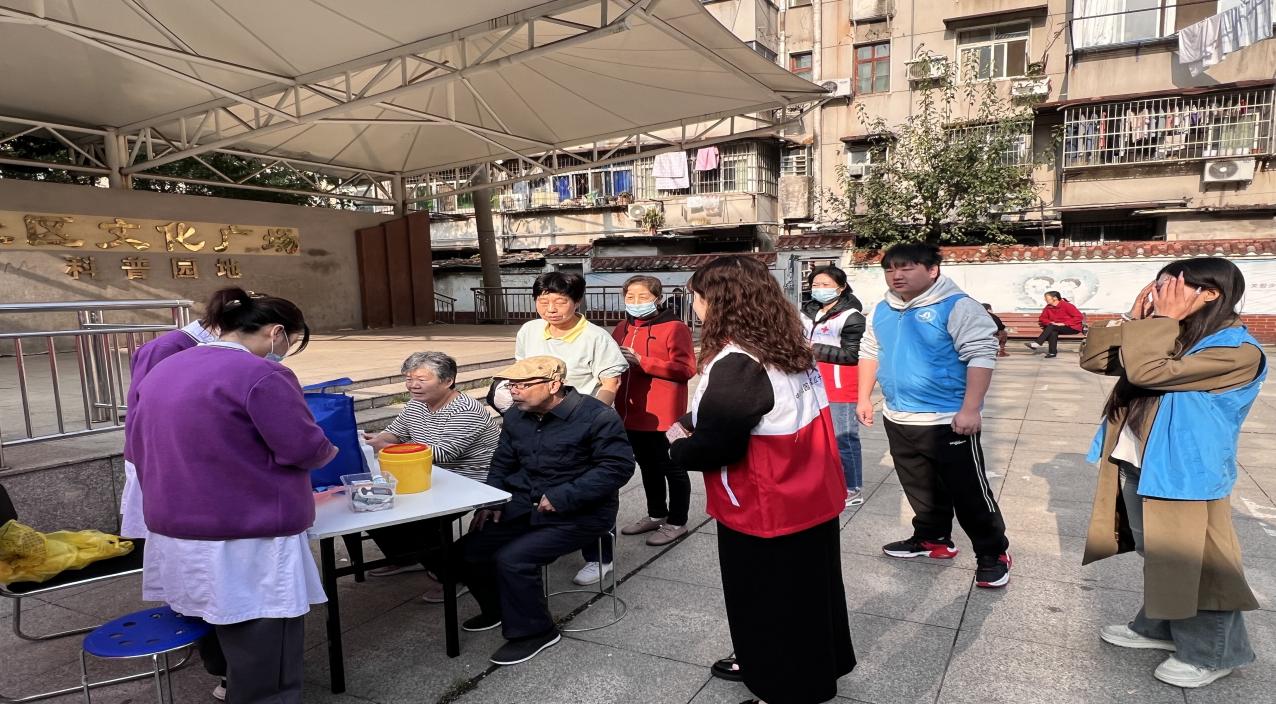 情暖重阳,枕护安康——世界杯官网志愿者与长者共制艾草腰枕,乐享健康阳光 情暖重阳,枕护安康——世界杯官网志愿者与长者共制艾草腰枕,乐享健康阳光
