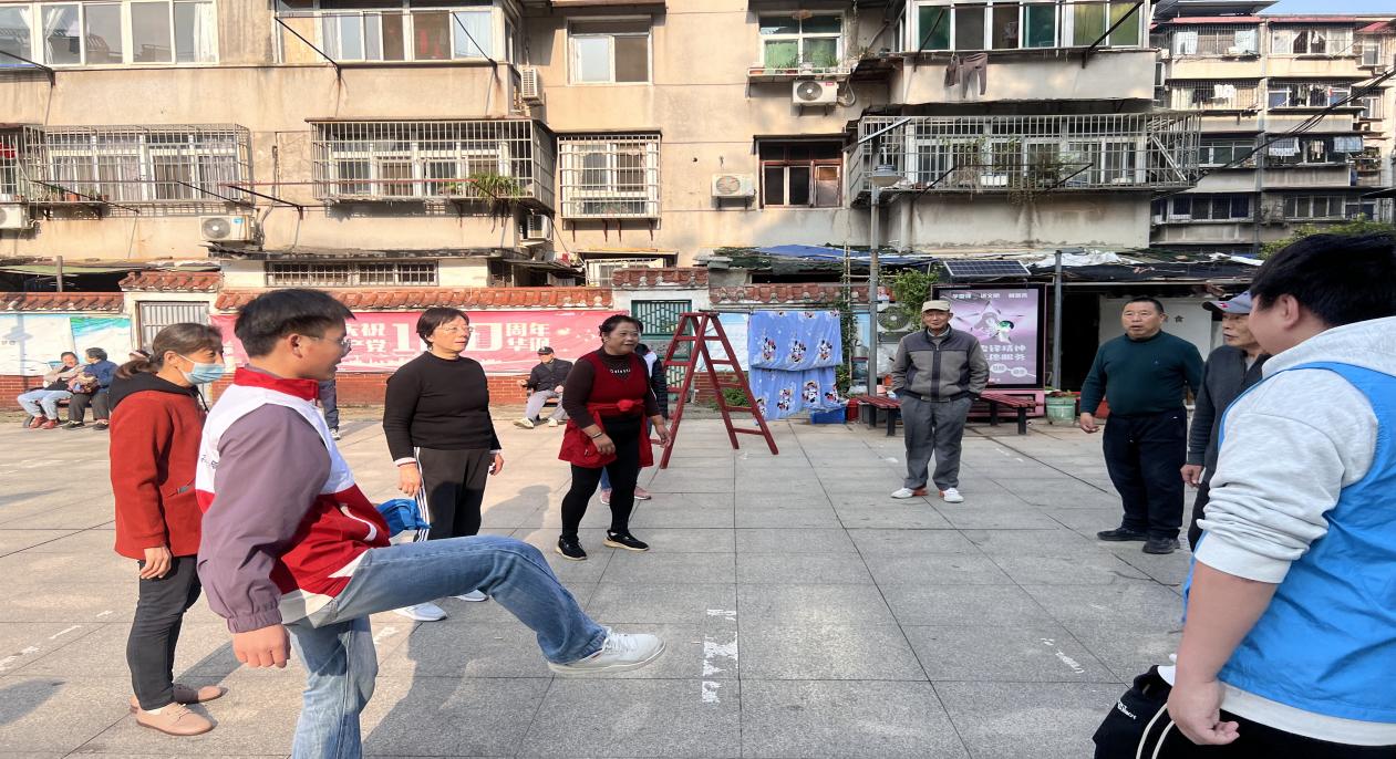 情暖重阳,枕护安康——世界杯官网志愿者与长者共制艾草腰枕,乐享健康阳光 情暖重阳,枕护安康——世界杯官网志愿者与长者共制艾草腰枕,乐享健康阳光