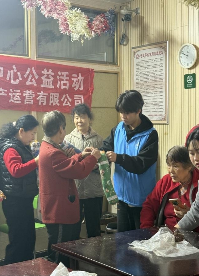 情暖重阳,枕护安康——世界杯官网志愿者与长者共制艾草腰枕,乐享健康阳光 情暖重阳,枕护安康——世界杯官网志愿者与长者共制艾草腰枕,乐享健康阳光