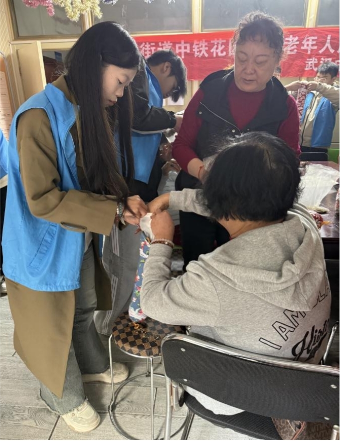 情暖重阳,枕护安康——世界杯官网志愿者与长者共制艾草腰枕,乐享健康阳光 情暖重阳,枕护安康——世界杯官网志愿者与长者共制艾草腰枕,乐享健康阳光