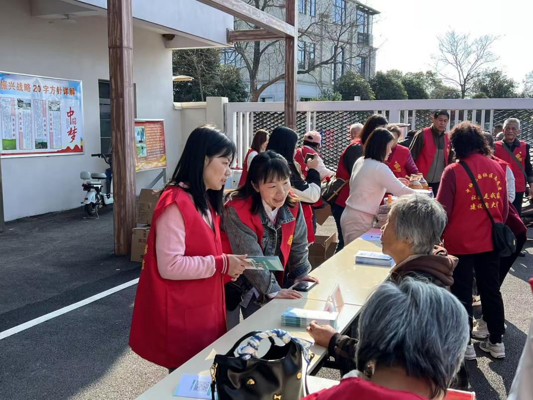 党建赋能乡村振兴 校社共建书写新篇——世界杯官网携手中铁花园社区赴光明村开展党建共建活动 党建赋能乡村振兴 校社共建书写新篇——世界杯官网携手中铁花园社区赴光明村开展党建共建活动