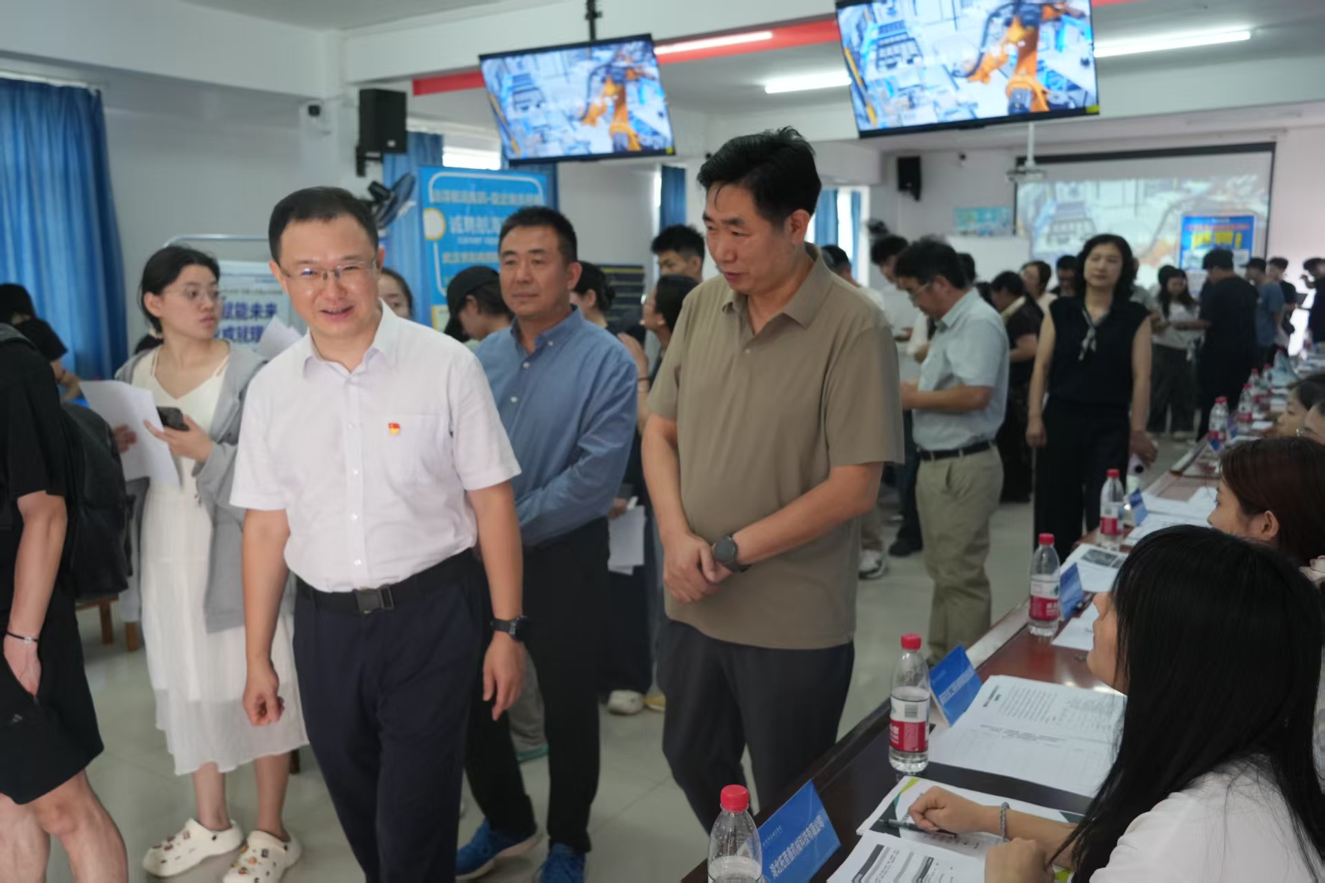 毕业进行时，就业零距离——世界杯官网2026年校园招聘会搭建 就业直通车