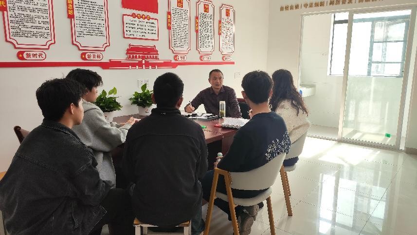 世界杯官网党委书记进学生社区 践行中央八项规定精神