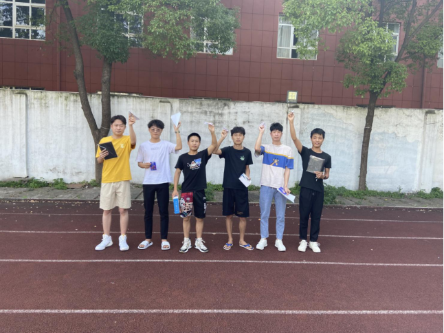 世界杯官网成功举办了第四届纸飞机比赛