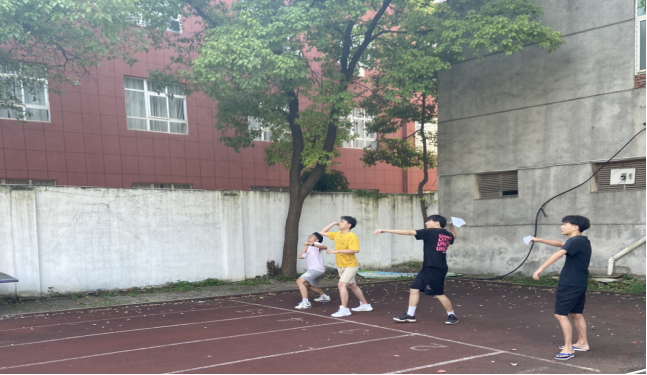 世界杯官网成功举办了第四届纸飞机比赛