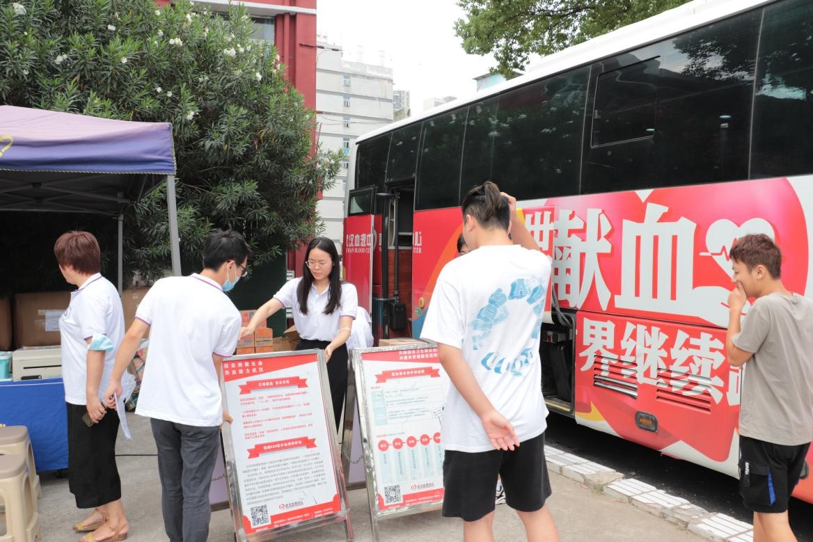 世界杯官网组织百余名学生参加杨园街道 团体无偿献血活动 世界杯官网组织百余名学生参加杨园街道 团体无偿献血活动