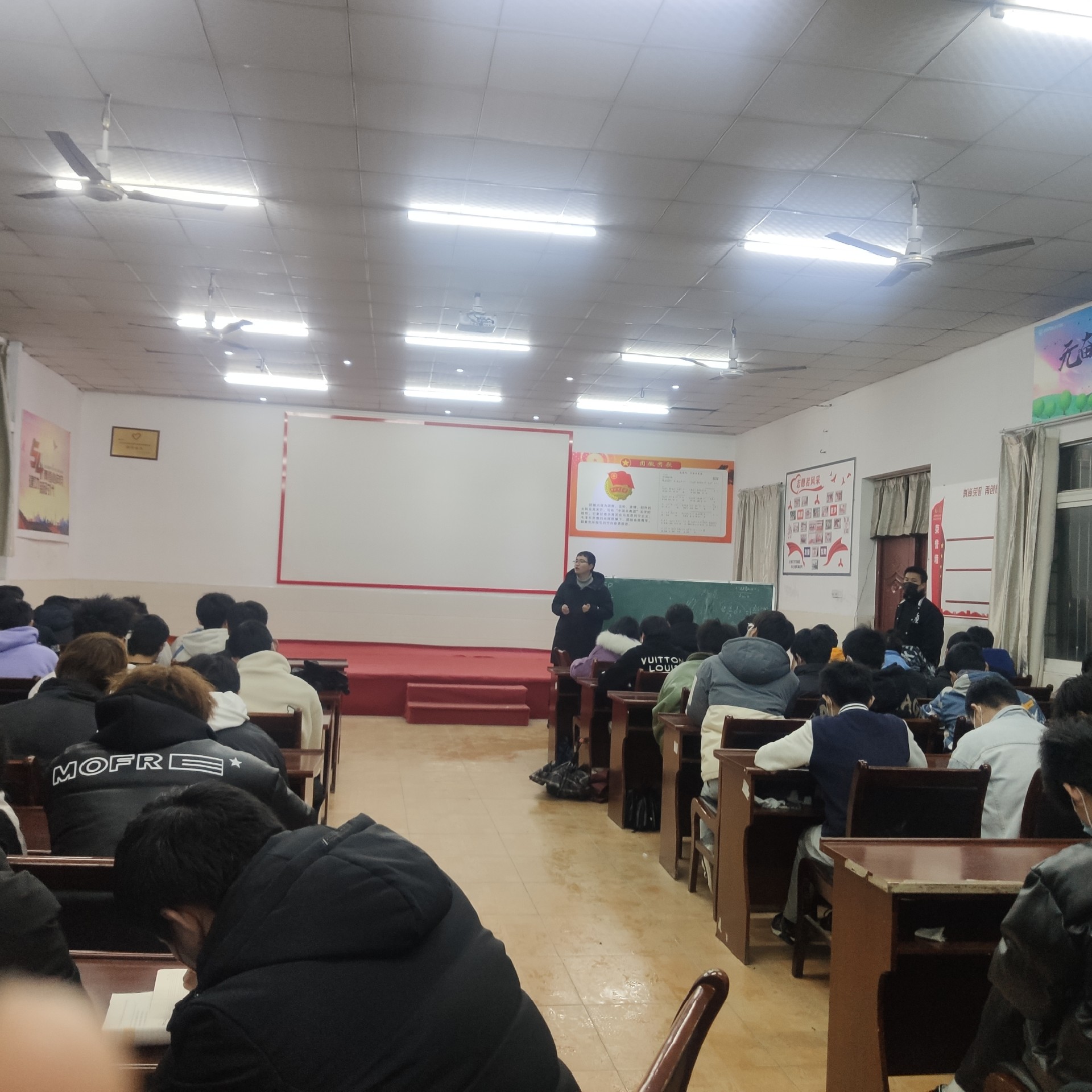 世界杯官网疫情期间学生心理疏导班会